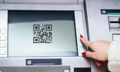 Rút tiền bằng mã QR tại ATM khác ngân hàng được không