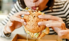 Những thói quen ăn uống đang dần ăn mòn tuổi thọ, bỏ ngay trước khi quá muộn