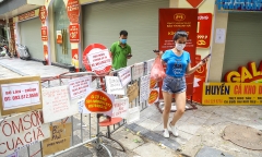 Hà Nội: Cảnh tượng khó tin tại khu chợ Hàng Bè giữa lúc giãn cách xã hội