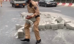 Công an Hà Nội truy tìm thủ phạm làm rơi vãi hàng chục khối bê tông ra đường