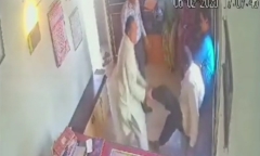 Clip: Hiệu trưởng mất kiểm soát, tát liên tiếp 18 lần vào mặt giáo viên