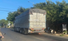 Người đàn ông nghi tự tử, lao ra nằm dưới đường để xe tải cán