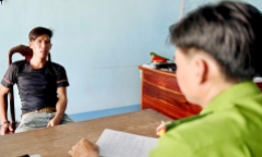 Tạm giữ gã cha dượng bạo hành, ném con riêng của  
