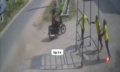 Clip: Giá đỡ sắt chạm vào đường dây điện cao thế, 2 công nhân bị giật tử vong