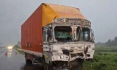 Clip: Hiện trường vụ xe tải đâm vào xe kéo, 8 người tử vong, 43 người bị thương