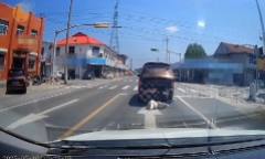Clip: Thót tim cảnh 2 bé gái bất ngờ ngã văng khỏi ô tô đang phóng trên đường