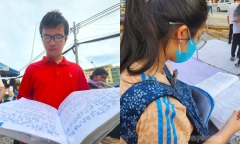 Trước giờ G, sĩ tử vẫn tranh thủ ôn bài ngay cổng điểm thi
