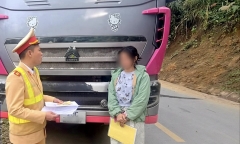 Xử phạt nữ Tiktoker dừng xe tải giữa đường để tranh luận việc 