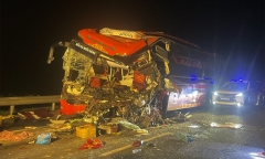 Vụ xe khách tông container, 2 người tử vong: Cảnh tượng sợ hãi sau tiếng