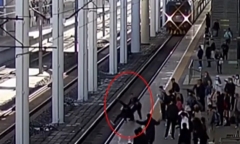 Video: Kịp thời giải cứu người đàn ông suýt nhảy xuống đường ray tàu hỏa