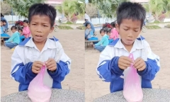 Phía sau clip học sinh mang gạo đến trường