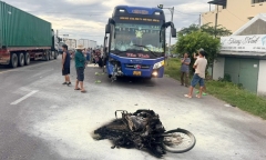 Hiện trường vụ tai nạn giao thông ở Gia Lai, xe máy cháy rụi sau va chạm xe khách, 2 người thiệt mạng