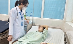 Không kịp đến viện, sản phụ sinh con tại nhà, vỡ tử cung