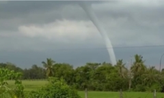 Clip: Vòi rồng khổng lồ bất ngờ xuất hiện ngoài khơi điểm du lịch nổi tiếng