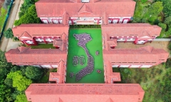 Xúc động hình ảnh người dân lưu luyến chào tạm biệt các chiến sĩ sau nhiệm vụ A80