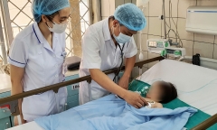 Bé gái suýt tử vong vì ngã vào xô nước thải điều hòa