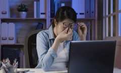 Bị sếp khiển trách giữa cuộc họp lớn, nữ nhân viên 25 tuổi rơi vào trầm cảm, tự kết thúc cuộc đời