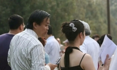Tiến sĩ nêu tiêu chuẩn bạn gái “trên trời”, dân mạng thi nhau chỉ trích