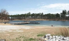 Em trai trượt chân rơi xuống hồ, anh lao xuống cứu, cả 2 tử vong thương tâm