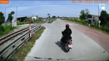 Video: Xe tải tông vào 