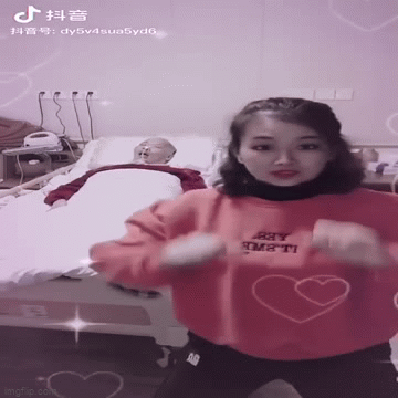Chồng bệnh nằm liệt giường, người phụ nữ có hành động gây tranh cãi gay gắt
