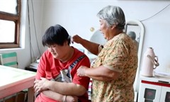 Xúc động người mẹ chồng chăm con dâu sống thực vật suốt nhiều năm đến ngày tỉnh lại