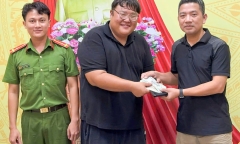 Du khách Hàn Quốc xúc động khi nhận lại túi xách có hơn 33 triệu đồng