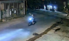 Tin tức tai nạn giao thông 24h: Công an tìm người phụ nữ đi xe máy tông bé gái 4 tuổi gãy chân rồi bỏ đi