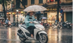 Cầm ô khi đi xe máy bị xử phạt thế nào?