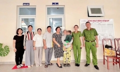 Mẹ bé trai 4 tuổi bị bỏ lại trên taxi ở Nha Trang đã đến nhận con, cam kết không tái phạm