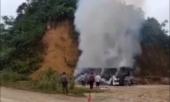 Ô tô du lịch chở học sinh đi tham quan bất ngờ bốc cháy khi đang dừng đỗ trong bãi