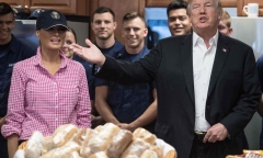 Tổng thống Trump cùng phu nhân phát đồ ăn cho lính Mỹ  