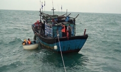 13 nhà khoa học và thuyền viên vào bờ an toàn sau gần 20 giờ lênh đênh trên biển