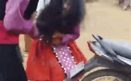 Video: Bé gái bị nhóm thanh niên 