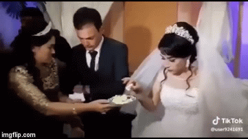 Video: Trêu đùa đút bánh cưới cho chồng, cô dâu bị chú rể tát thẳng mặt