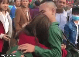 Video: Cô gái khóc nức nở tiễn bạn trai lên đường nhập ngũ