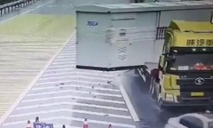 Video: Né ô tô chuyển làn ẩu, tài xế container phanh gấp khiến rớt cả thùng hàng