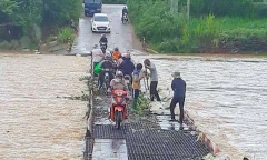 Nỗi đau của người cha khi chứng kiến cảnh con trai 8 tuổi bị nước cuốn trôi