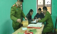Người đàn ông nhận gói bưu phẩm chứa gần 1kg