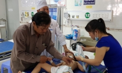 Người cha cho 3 con nhỏ uống thuốc trừ sâu bị khởi tố tội giết người