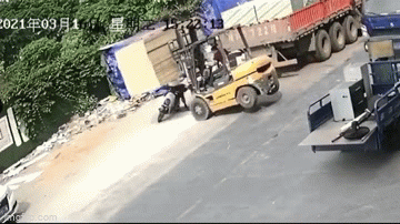 Video: Nhanh trí nhảy ra khỏi xe, nam thanh niên thoát nạn trong tích tắc