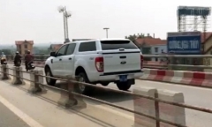Truy tìm xe biển xanh đi vào làn xe máy trên cầu Thanh Trì