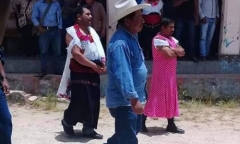 Mexico: Thất hứa với dân, quan chức phải mặc váy đi diễu phố