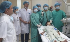 Nghẹt thở ca phẫu thuật lấy dị vật nằm 1 tháng trong phế quản bé 10 tuổi