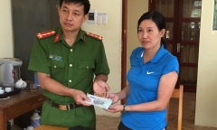 Yên Bái: Đại úy Công an trao trả hơn 26 triệu đồng và vàng cho người đánh mất