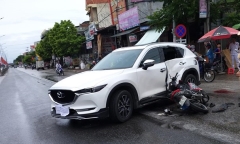 Nghệ An: Xe máy tông vào ô tô, 2 thanh niên trọng thương