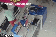 Video: Dân mạng ráo riết tìm người đàn ông đi ô tô thản nhiên vào cửa hàng trộm laptop