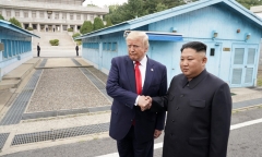 Cú bắt tay lịch sử của 2 nhà lãnh đạo Mỹ- Triều trên khu phi quân sự DMZ