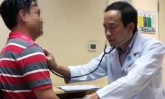 Hoại tử khớp, suy thượng thận vì tự ý tiêm Corticoid chữa ngứa da đầu