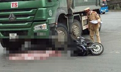 Xe máy va chạm xe tải, cháu bé 2 tuổi tử vong thương tâm